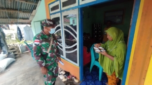 Babinsa Koramil 1627-02 Dampingi Pemberian Makanan Sehat Bergizi bagi 100 Balita di Desa Papela
