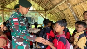 Peduli Generasi Sehat, Satgas Pamtas Bagikan Telur Rebus Gratis di Sarabau