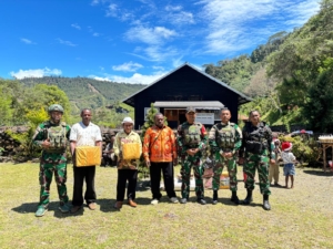 Sentuhan Kasih TNI di Hari Natal, Satgas Yonif 743/PSY Berbagi Bingkisan  Dan  Pohon Natal di Gereja Imanuel