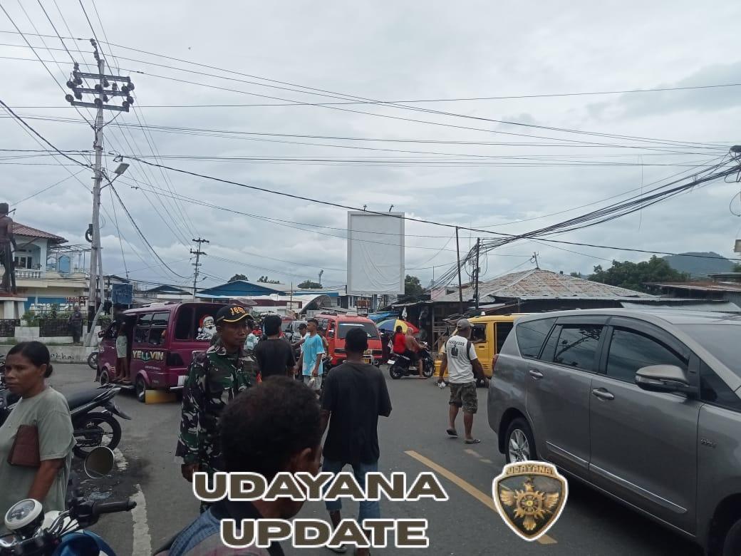 Babinsa Koramil 1602-01/Ende Laksanakan Komsos dan Pamwil di Pasar Wolowona