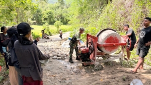 Perkuat Kemanunggalan TNI–Rakyat, Babinsa Maurole Laksanakan Karya Bakti di Desa Rangalaka