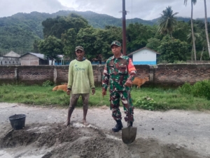 Mendekatkan Diri dengan Warga, Babinsa Laksanakan Karya Bhakti Terbatas di Detukeli