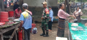 Babinsa Kelurahan Ndorurea Tingkatkan Kamtibmas Melalui Komsos dan Pamwil di Pasar Nangapanda