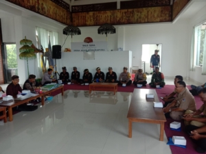 Tingkatkan Kondusifitas Wilayah, Babinsa Semarapura Kangin  Atensi Forum Sipandu Beradat Di Kantor Desa Adat Semarapura