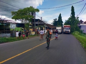 Aparat TNI Polri Bersama Pecalang Kawal  Ketat Prosesi Upacara Palebon Almarhum Ida Pedande Gede Giri Kemenuh