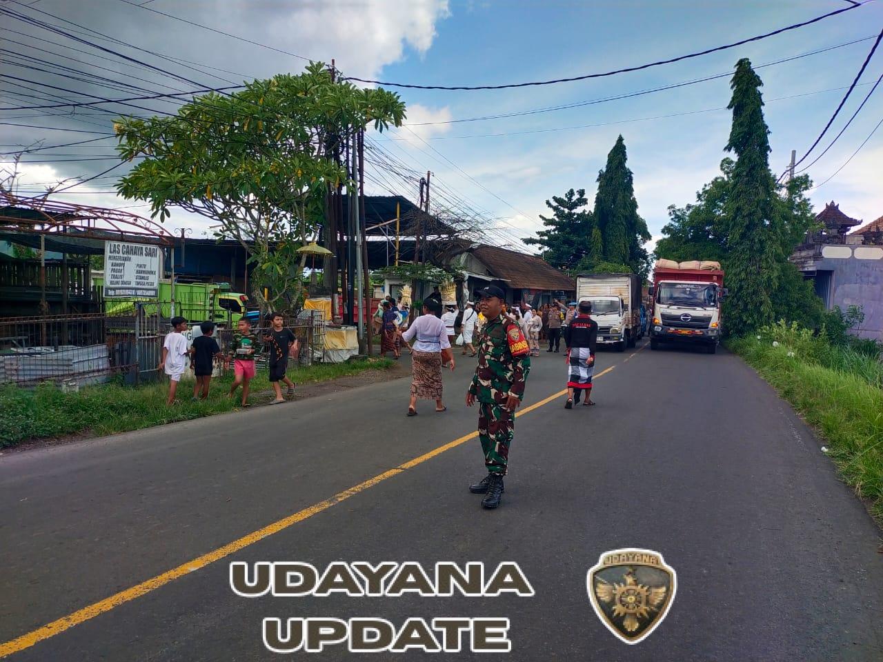 Aparat TNI Polri Bersama Pecalang Kawal  Ketat Prosesi Upacara Palebon Almarhum Ida Pedande Gede Giri Kemenuh