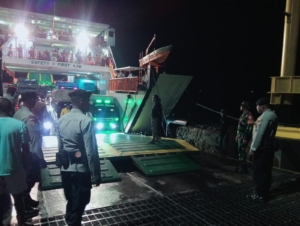 Piket Koramil 1627-02/PB Amankan Bongkar Muatan KM Garda Maritim 3 di Pelabuhan Pantai Baru