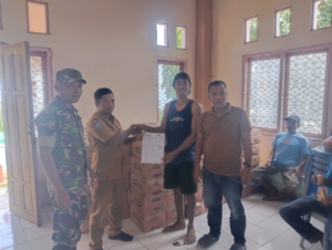 Sertu Abbas, 383 KK Desa Doridungga Terima Beras dan Minyak Goreng dari Bulog NTB