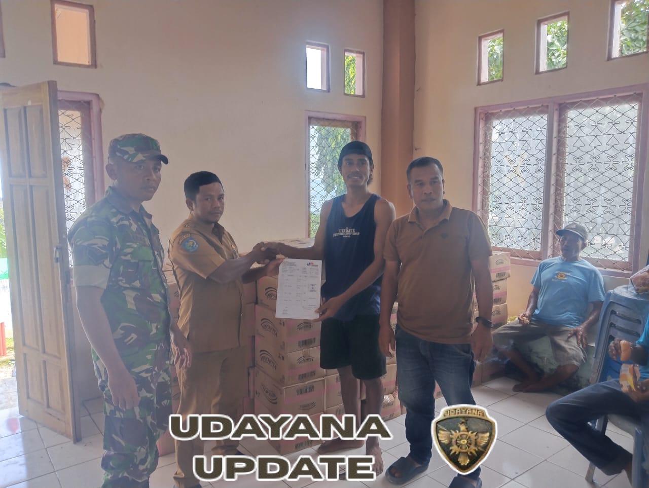 Sertu Abbas, 383 KK Desa Doridungga Terima Beras dan Minyak Goreng dari Bulog NTB