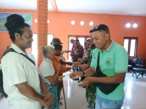 Babinsa Amanatun Utara Dampingi Penyaluran BLT Desa Saenam, Wujud Nyata Kepedulian TNI.