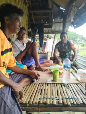 Babinsa Koramil Taliwang Laksanakan Komsos dan Monitoring Wilayah di Desa Kalimantong