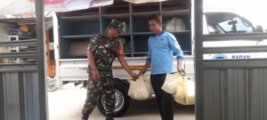 Babinsa Seteluk Tengah Dampingi Program Makan Bergizi Gratis untuk Ibu Hamil dan Balita