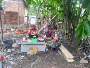 Babinsa Koramil Seteluk Laksanakan Komsos dan Pantau Pembangunan RTLH di Desa Desaloka