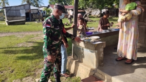 Babinsa Rote Timur Dampingi Pemberian Makanan Bergizi Gratis bagi Balita Desa Papela