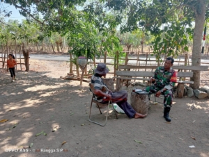 Babinsa Desa Beru Tingkatkan Keamanan Wilayah melalui Patroli dan Komsos