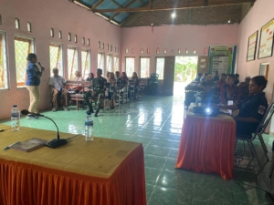 Babinsa Omesuri Turut Serta dalam Rapat Sosialisasi DRPPA di Desa Atawalupang