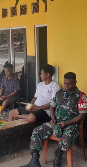 Babinsa Koramil 1627-03/BTT Laksanakan Komsos di Desa Oebole