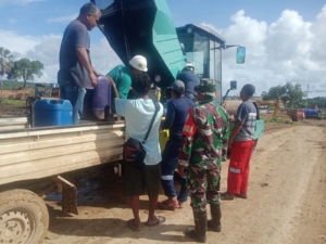 Babinsa Kodim 1627/RN Laksanakan Monitoring dan Pengamanan Sentra Industri Garam Nasional di Rote Timur