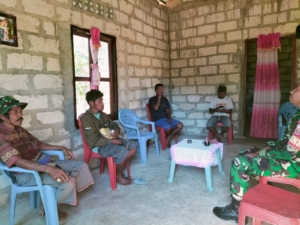 Babinsa Koramil 1627-01/Baa Laksanakan Komsos Jelang Natal dan Tahun Baru di Desa Kuli Aisele