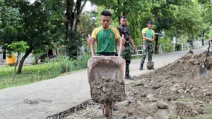 Persiapan Natal, Satgas Pamtas Yonarmed 12 Kostrad Perbaiki Akses Jalan Gereja