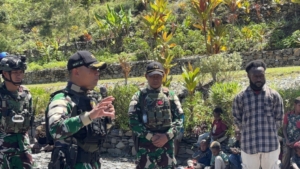 Satgas Yonif 743/PSY Tebar Damai Natal untuk Jemaat Gereja Berkat Muara