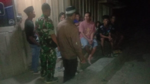 Patroli Siskamling Babinsa Tetap Kokoh Hadirkan Keamanan dan Ketertiban di Wilayah Donggo