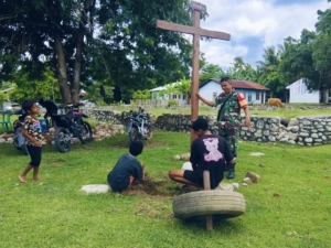 Pererat Tali Silaturrahmi, Babinsa Ikut Bantu Buat Pohon Natal dan Kandang Natal