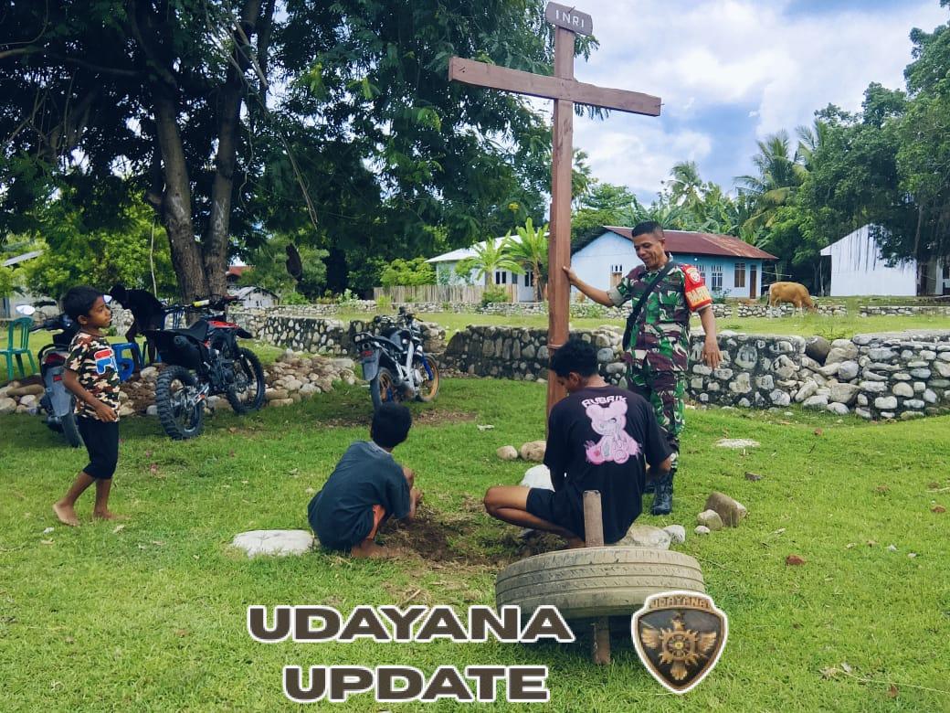 Pererat Tali Silaturrahmi, Babinsa Ikut Bantu Buat Pohon Natal dan Kandang Natal