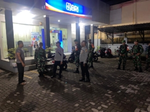 Menyapa Warga Sambil Berpatroli, Danramil Adonara dan Kapolsek Jaga Keamanan Nataru di Waiwerang