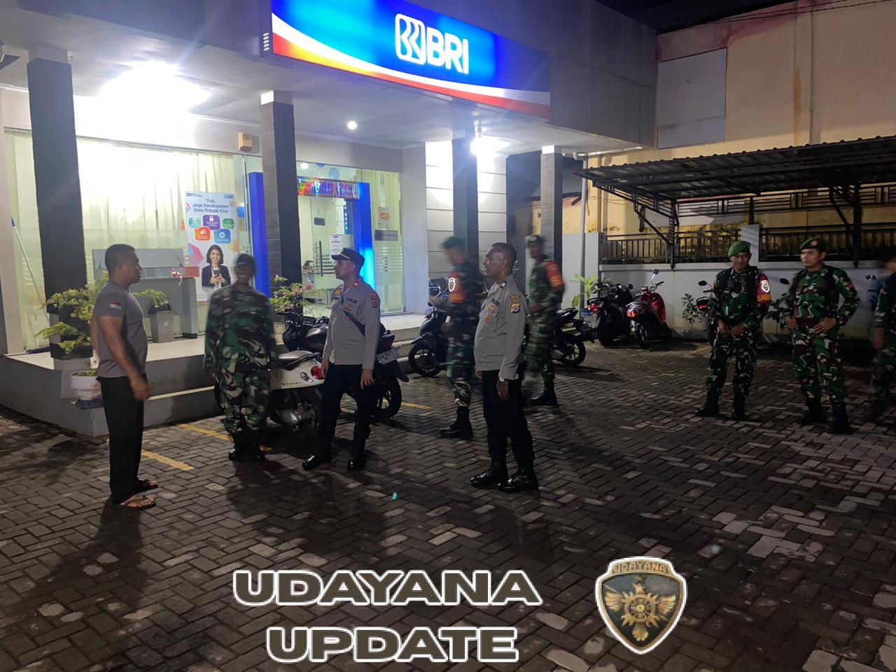 Menyapa Warga Sambil Berpatroli, Danramil Adonara dan Kapolsek Jaga Keamanan Nataru di Waiwerang