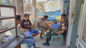 Babinsa Koramil 1627-03/Batutua Perkuat Komsos Warga Jelang Perayaan Natal 2025