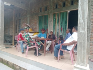 Dekatkan Diri dengan Warga, Babinsa Laksanakan Komsos di Desa Kebesani Kecamatan Detukeli