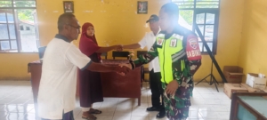 Pastikan Wilayah Aman, Babinsa Dampingi Pembagian BLT di Kecamatan Nangapanda
