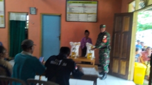 Serka Petrus Ghobe Laksanakan Pamwil dan Komsos Saat Penyaluran Bantuan Beras dan Minyak Goreng