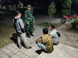 Ciptakan Wilayah Aman, Babinsa Sembalun Laksanakan Patroli Malam di Dusun Mentagi
