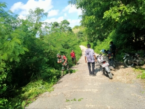 Babinsa Koramil 02/Walakaka Kerja Bakti Bersihkan Jalan Desa