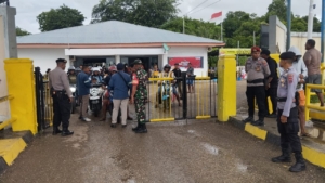 Piket Koramil 1627-02/Pantai Baru Laksanakan Pengamanan Kedatangan dan Keberangkatan KMP