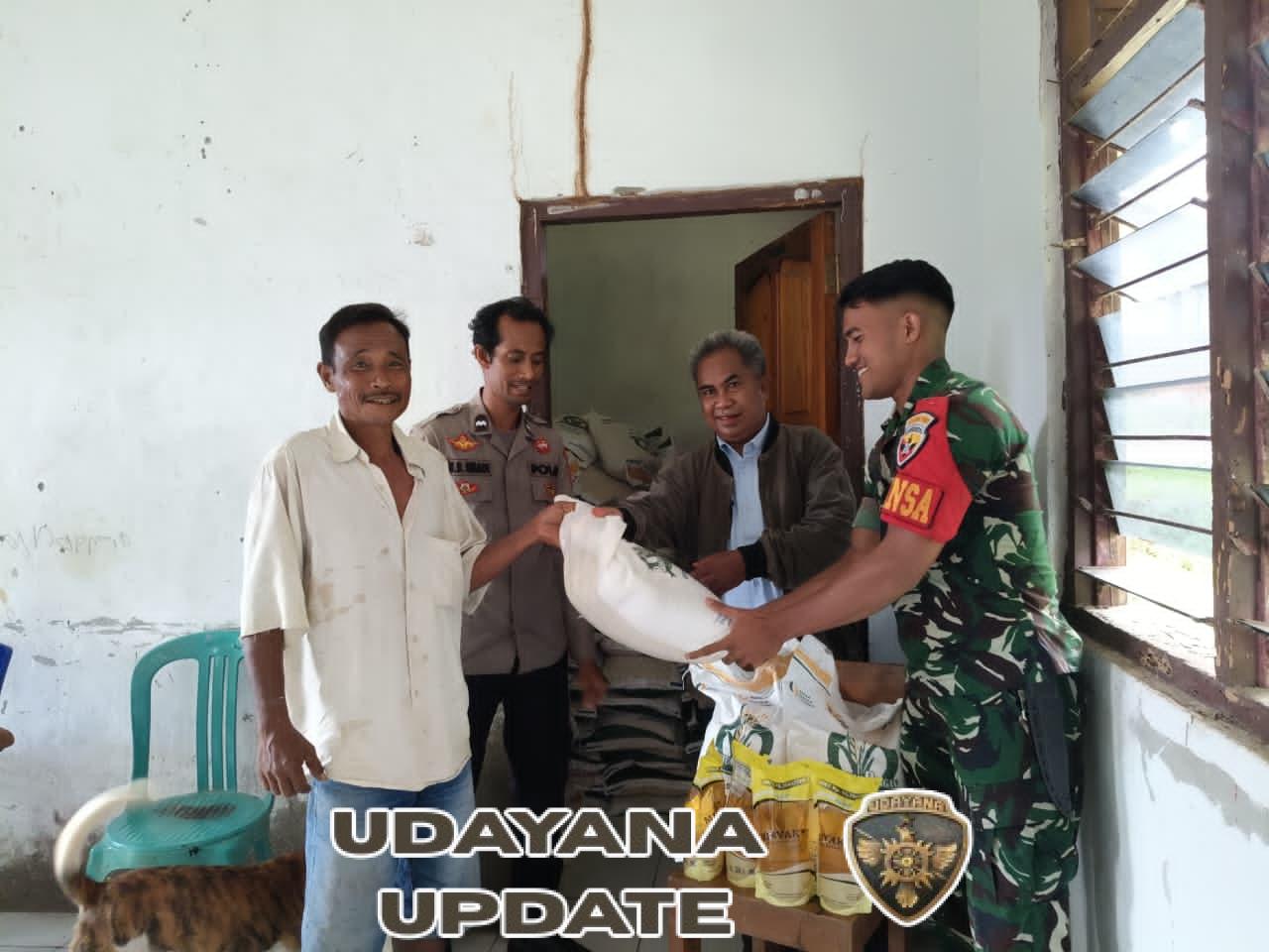 Pastikan Tepat Sasaran, Babinsa Rindi Umalulu Kawal Pembagian Beras dan Minyak Goreng