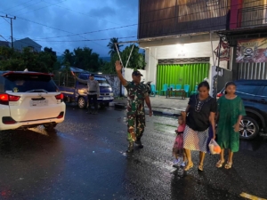 Babinsa Koramil Kalabahi Laksanakan Pengamanan Ibadah Natal dengan Aman dan Lancar