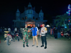 Personil Babinsa Koramil Betun Amankan Sejumlah Gereja di Kota Betun Pada Ibadah Malam Natal