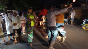 Babinsa Desa Mas Amankan Upacara Piodalan di Pura Ponambenan Ubud