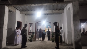 Sinergi TNI–Polri dan Ormas Jaga Keamanan Misa Malam Natal di Gereja St. Arnoldus Lindi