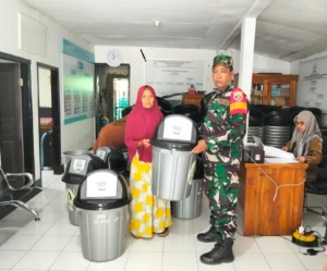 Babinsa Tamekan Hadiri Pembagian Bak Sampah Dana Desa Tahun 2025