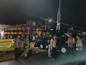 Menebar Damai di Malam Kudus: Aksi Humanis Prajurit Kodim Manggarai Barat Kawal Misa Natal di Gereja St. Petrus