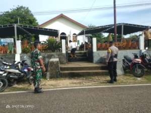 Babinsa Koramil 1627-02/Pantai Baru Amankan Misa Hari Raya Natal di Gereja St. Petrus Olafulihaa