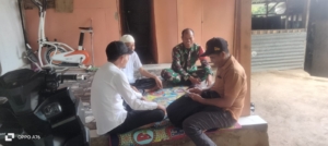 Perkuat Kamtibmas Babinsa Taliwang Laksanakan Komsos Bersama Warga