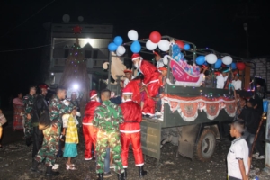 Semarak Natal di Perbatasan, Satgas Pamtas Yonarhanud 2 Kostrad Hadirkan Kereta Santa Keliling dan Bagikan Hadiah