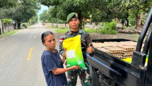 Peduli Natal, Satgas Pamtas Pos Motaain Berbagi Sembako untuk Masyarakat