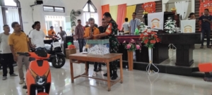 Babinsa Koramil 1627-03/Batutua Hadiri Penarikan Undian Berhadiah Spesial Natal 2025 di Oehandi