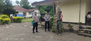 Pengamanan Natal Babinsa Koramil Naiklou Bersinergi Polri